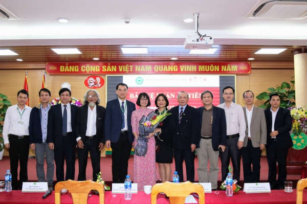 NCS Nguyễn Thị Loan và Hội đồng đánh giá luận án cấp Học viện 