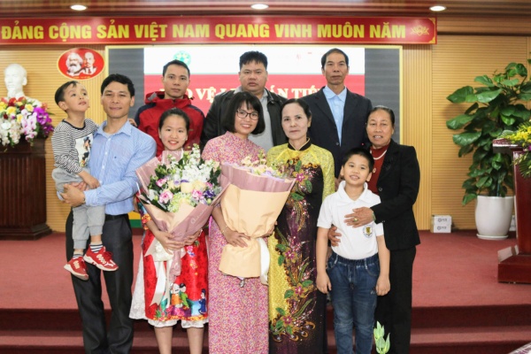 Người thân, gia đình đến dự và chúc mừng tân tiến sĩ Nguyễn Thị Loan