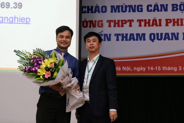 TS. Nguyễn Văn Quân – Phó Giám đốc phụ trách Trung tâm Quan hệ công chúng và   Hỗ trợ sinh viên tặng hoa đại diện trường THPT Thái Phiên, Hải Phòng 