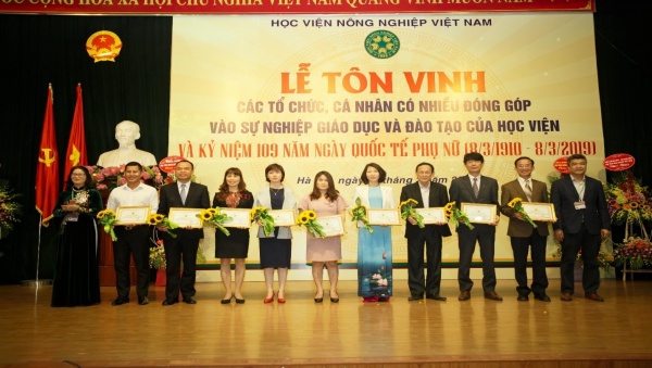 Học viện trao giấy chứng nhận vinh danh cho các nhà tài trợ tiêu biểu