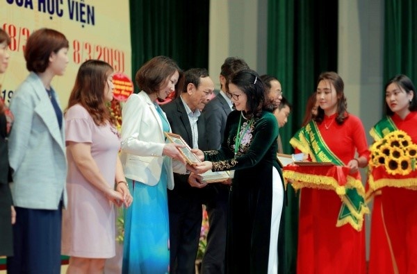 GS.TS. Nguyễn Thị Lan - Bí thư Đảng ủy, Giám đốc Học viện tặng quà tri ân các doanh nghiệp   đã có những đóng góp quan trọng vào sự phát triển của Học viện 