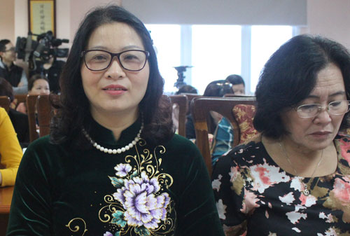 Giáo sư Nguyễn Thị Lan (áo xanh) tại buổi họp công bố giải thưởng sáng 1/3