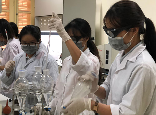 Nữ sinh viên Đại học Khoa học Tự nhiên tại phòng thí nghiệm