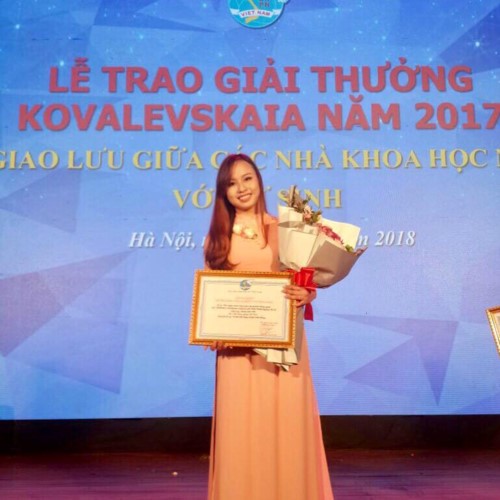 Vũ Anh Phương nhận giấy khen và tài trợ từ Quỹ giải thưởng Kovalevskaia của Hội Liên hiệp Phụ nữ Việt Nam cho công trình Nghiên cứu khoa học khi là cô sinh viên năm 3.
