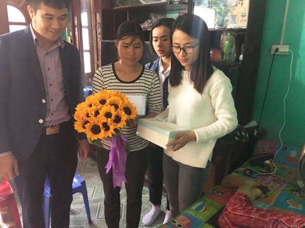 Đại diện cán bộ và sinh viên Học viện hỏi thăm, trao quà cho gia đình cựu sinh viên Phạm Thị Huế
