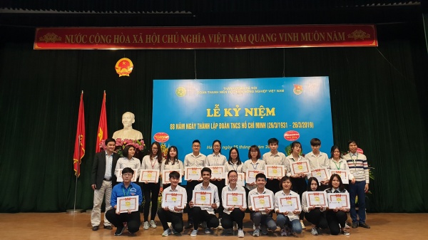Sinh viên nhận giải Cuộc thi Nhà vô địch điểm A học kỳ 1 năm học 2018-2019