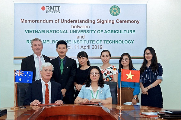 Prof. Dr. Nguyen Thi Lan and GS. Peter Coloe signed a Memorandum of Understanding between VNUA and RMIT University