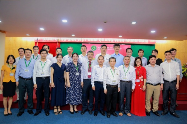 Cán bộ, viên chức Học viện Nông nghiệp Việt Nam cùng lãnh đạo các trường THPT chụp ảnh lưu niệm tại Lễ ký kết 