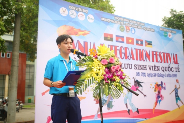 Đ/c Trần Tiến Dũng - Phó Chủ tịch Hội Sinh viên Học viện đọc diễn văn khai mạc