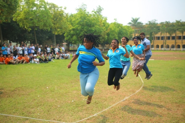 Phần thi nhảy dây đồng đội của đội thi Mozambique 
