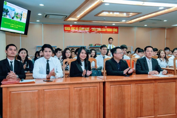 PGS.TS. PAINSAK PAKDEE, Quyền Phó Hiệu trưởng phụ trách phát triển sinh viên và phân viện NONG KHAI (đầu tiên, bên phải) cùng cán bộ Đại học Khon Kaen