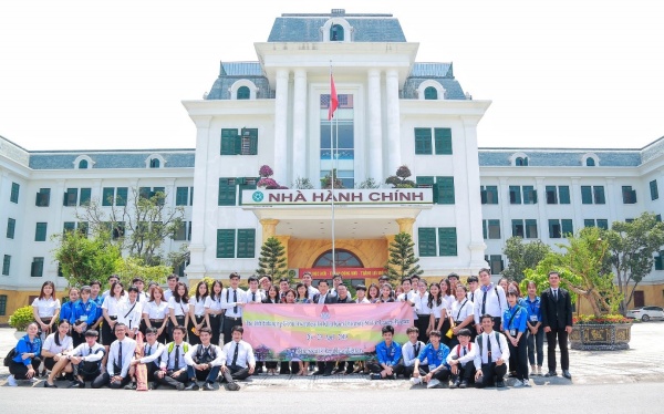 The delegation of Khon Kaen University and VNUA’s students in front of the Administration Building of VNUA