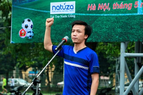 Đồng chí Nguyễn Đình Trung – cầu thủ đại diện đội bóng khoa Quản lý đất đai thay mặt các vận động viên tham dự giải đọc lời tuyên thệ