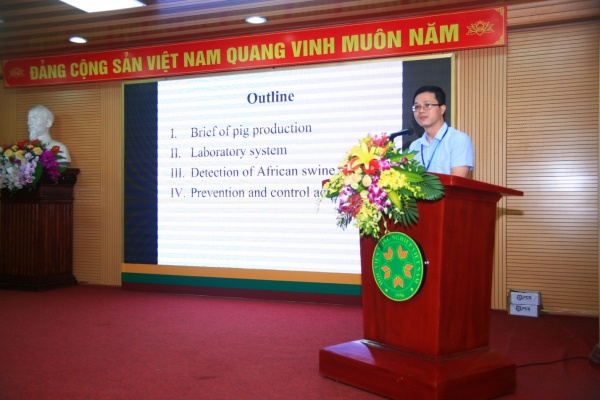 TS. Nguyễn Văn Long, Cục Thú y trình bày tại hội thảo 
