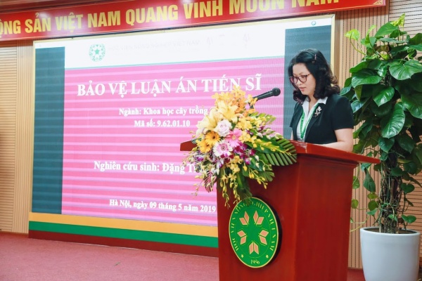 GS.TS. Nguyễn Thị Lan – Bí thư Đảng ủy, Giám đốc Học viện đến dự và gửi lời chúc mừng đến tân tiến sĩ Đặng Trần Trung