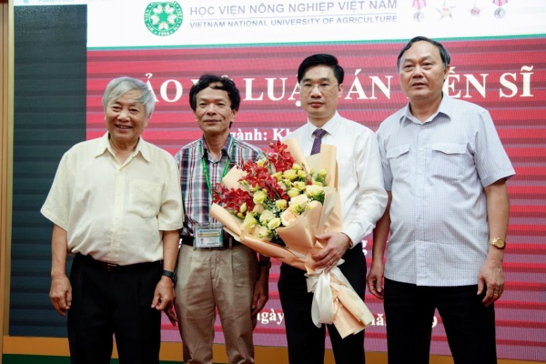 Tân tiến sĩ Đặng Trần Trung cùng hai giảng viên hướng dẫn là GS. TS. Nguyễn Quang Thạch (ngoài cùng bên trái) và PGS.TS. Đỗ Tấn Dũng (ngoài cùng bên phải) 