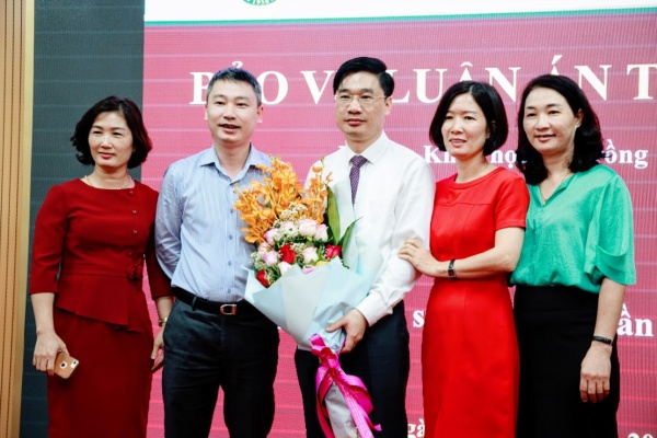 Người thân, gia đình đến dự và chúc mừng tân tiến sĩ Đặng Trần Trung 