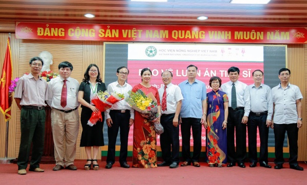 NCS Nguyễn Thị Thơm và Hội đồng đánh giá luận án cấp Học viện 