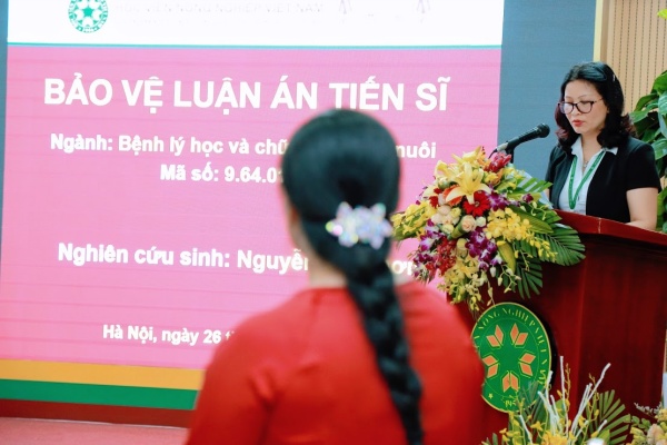 GS.TS. Nguyễn Thị Lan – Bí thư Đảng ủy, Giám đốc Học viện đến dự và gửi lời chúc mừng đến tân tiến sĩ Nguyễn Thị Thơm 