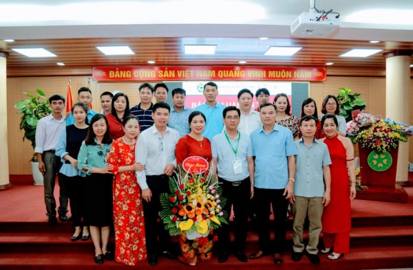 Người thân, gia đình đến dự và chúc mừng tân tiến sĩ Nguyễn Thị Thơm