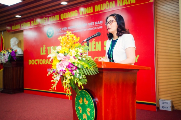 GS.TS. Nguyễn Thị Lan đến dự và phát biểu chúc mừng các tân Tiến sĩ 