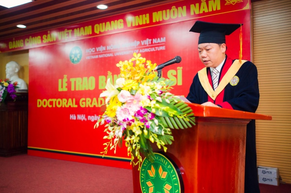 Tân Tiến sĩ Lưu Văn Huy phát biểu cảm nghĩ tại buổi lễ 