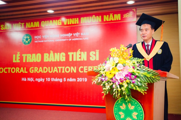 Tân Tiến sĩ Kim Sun Ho - người Hàn Quốc đầu tiên nhận bằng Tiến sĩ đào tạo bằng tiếng Anh tại Học viện Nông nghiệp Việt Nam phát biểu tại buổi lễ