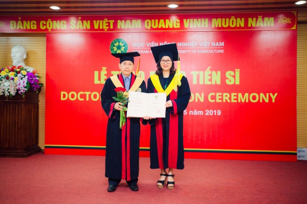 GS.TS. Nguyễn Thị Lan trao tặng tấm bằng Tiến sĩ do Học viện Nông nghiệp Việt Nam tới các tân Tiến sĩ 