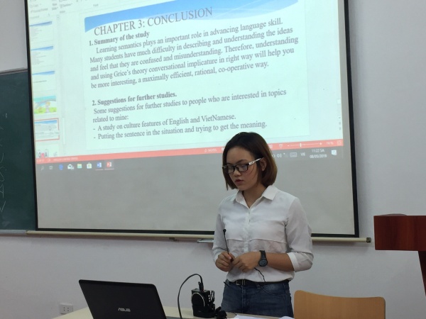 Sinh viên Lương Thị Cúc Lan (K62 ENGA) trình bày báo cáo tại Hội nghị