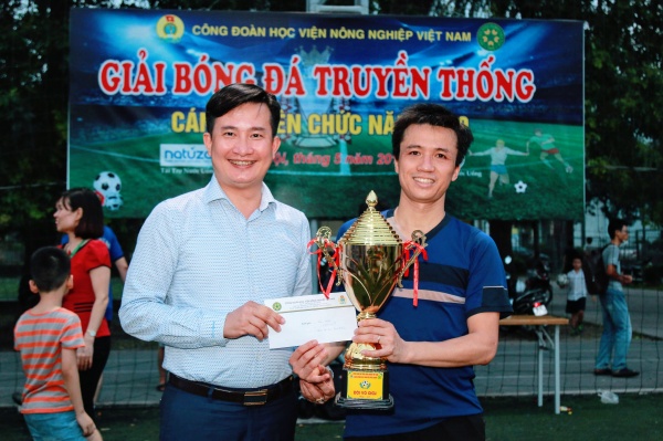 Cầu thủ Nguyễn Đình Trung đạt danh hiệu Vua phá lưới với 10 bàn thắng