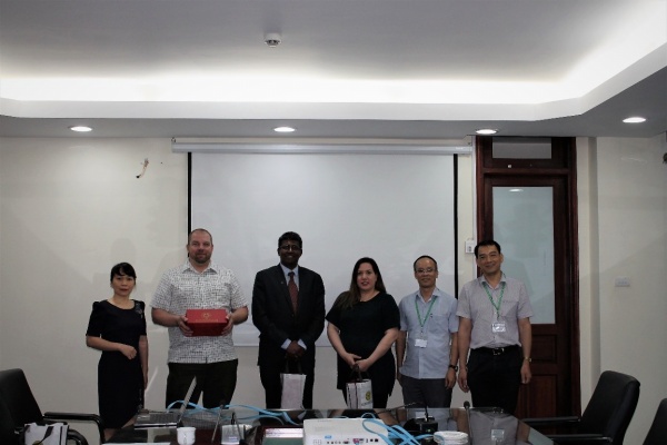 Representative leaders of the International Cooperation Office and the Faculty of Veterinary Medicine give souvenirs to the delegation