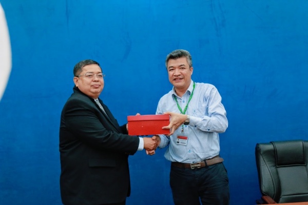 Prof. Dr. Pham Van Cuong gives VNUA’s souvenir to the representative leaders of the Federation