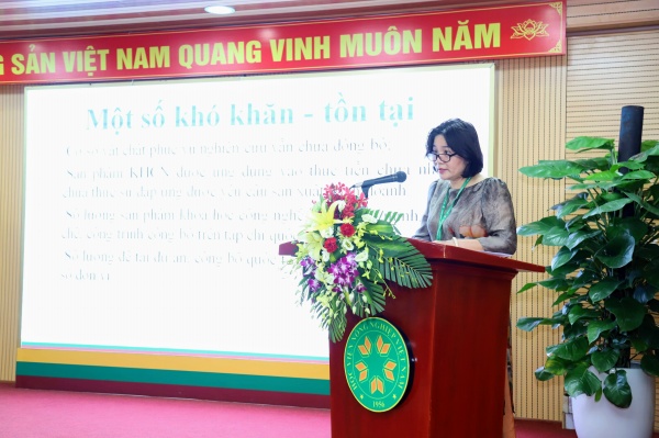 TS. Lê Huỳnh Thanh Phương – Trưởng ban Khoa học và Công nghệ trình bày trước Hội nghị 