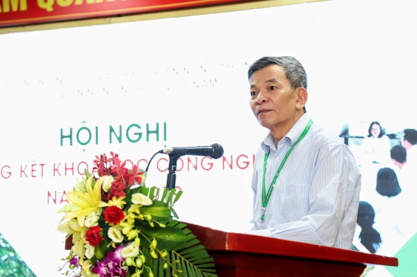 GS.TS. Vũ Văn Liết trình bày tham luận “Chia sẻ kinh nghiệm trong nghiên cứu khoa học và chuyển giao công nghệ” 