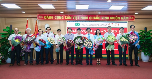 NCS Nguyễn Ngọc Sơn và Hội đồng đánh giá luận án cấp Học viện 