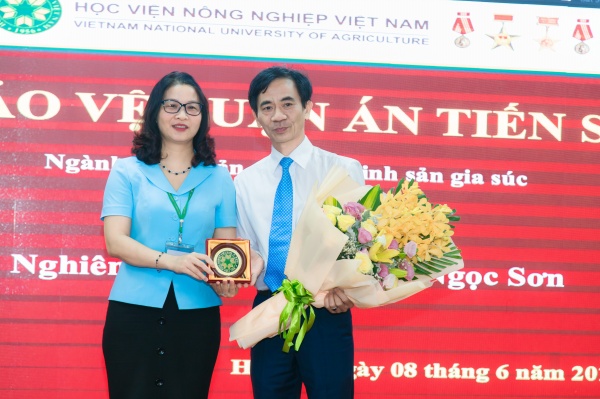 GS.TS. Nguyễn Thị Lan – Bí thư Đảng ủy, Giám đốc Học viện đến dự và gửi lời chúc mừng đến tân tiến sĩ Nguyễn Ngọc Sơn 