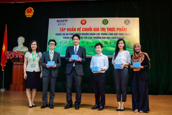 Assoc. Prof. Dr. Nguyen Thi Bich Thuy presents souvenirs to the Japanese delegation.