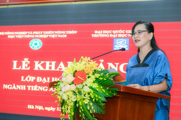 PGS.TS. Ngô Minh Thủy – Phó Hiệu trưởng Trường Đại học Ngoại ngữ - Đại học Quốc gia Hà Nội phát biểu tại buổi lễ 