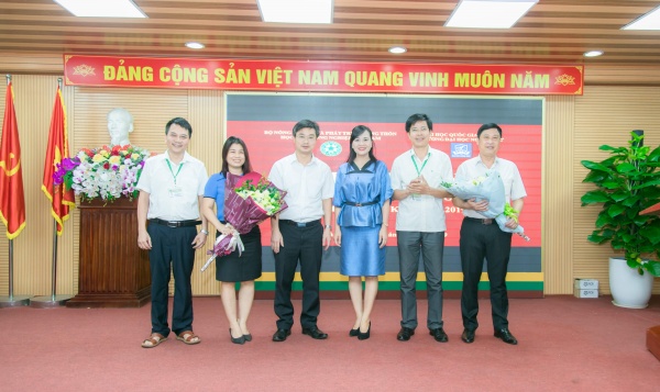 Đại diện lãnh đạo hai nhà trường tặng hoa chúc mừng các tân học viên 