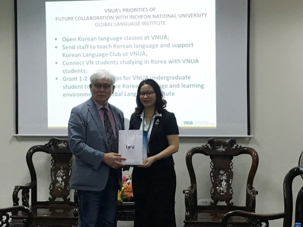 Viện Ngôn ngữ toàn cầu, ĐHQG Incheon tặng quà lưu niệm cho HVNNVN