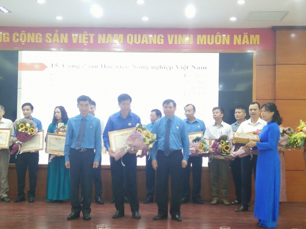 Đ/c Nguyễn Tất Thắng Chủ tịch CĐHV nhận Bằng khen đơn vị  xuất sắc của Công đoàn NN&PTNT VN