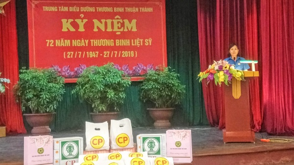 Bà Lê Thị Giang – Phó Chủ tịch Công đoàn Học viện phát biểu tại buổi gặp mặt 