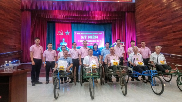 Đại diện Công đoàn Học viện và Công ty Cổ phần Chăn nuôi C.P Việt Nam tặng quà tri ân các thương, bệnh binh 