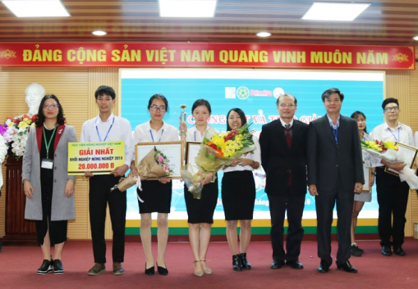 GS.TS Nguyễn Thị Lan – Bí thư Đảng ủy, Giám đốc Học viện Nông nghiệp Việt Nam cùng các đại biểu trao giải quán quân cho đội dự án. 