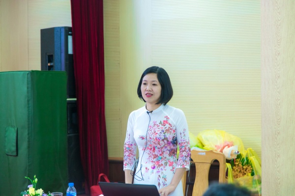 Nghiên cứu sinh Nguyễn Thị Lan Anh thuyết trình tóm tắt luận án