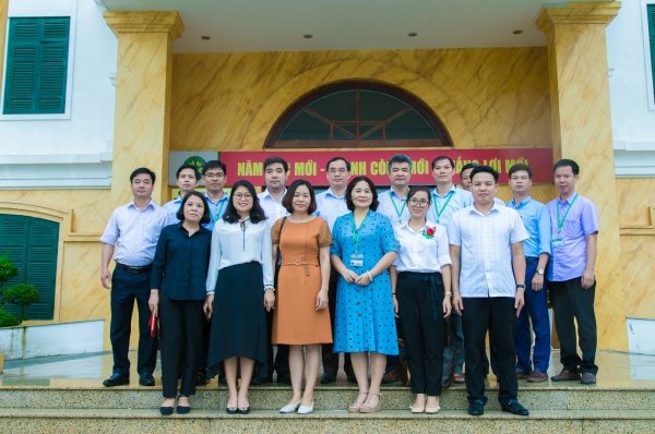 Chụp ảnh lưu niệm với các nhà khoa học của Học viện Nông nghiệp Việt Nam