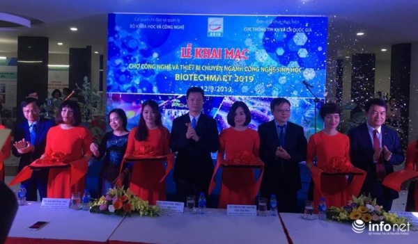 Ban tổ chức cắt băng khai mạc BioTechmart 2019