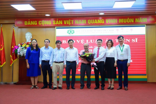 Nghiên cứu sinh Nguyễn Tuấn Hùng và Hội đồng đánh giá luận án cấp Học viện