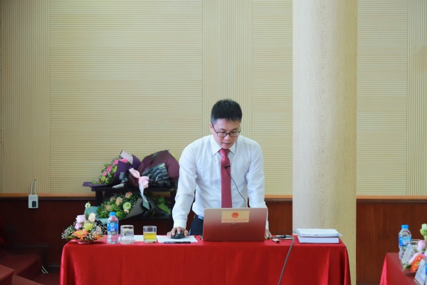 Nghiên cứu sinh Nguyễn Tuấn Hùng thuyết trình tóm tắt luận án
