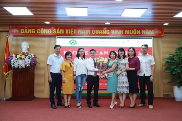 Bạn bè, người thân và gia đình chia sẻ niềm vui cùng tân tiến sĩ Nguyễn Tuấn Hùng 